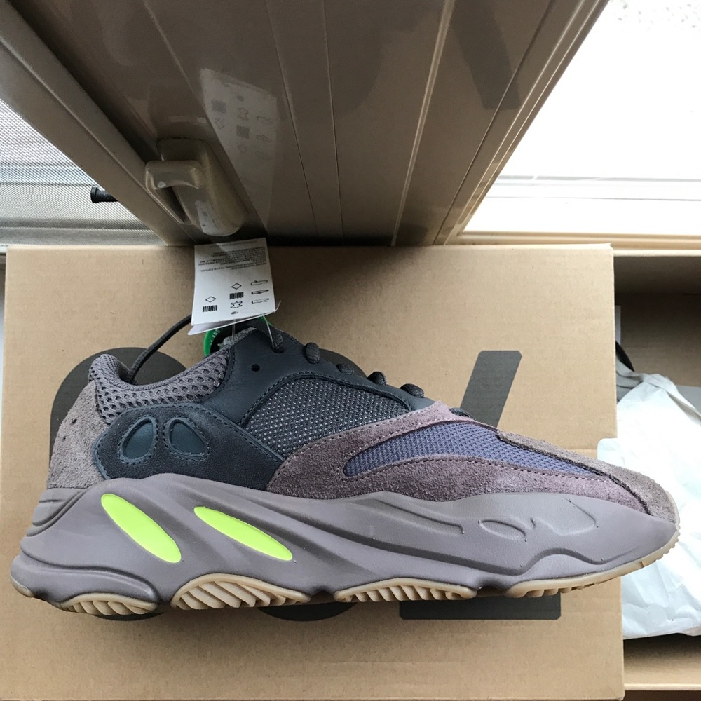 YEEZY 700 (never worn) SOLD
